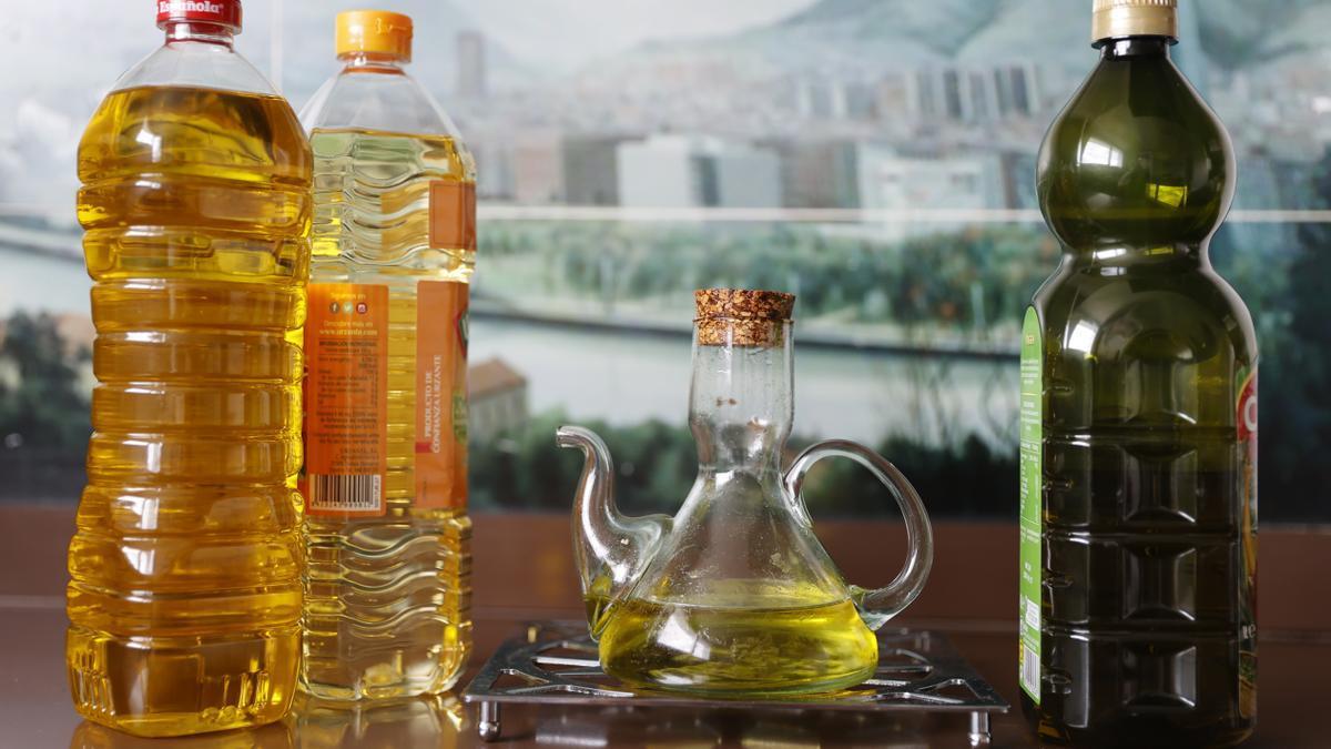 Botellas con diferentes tipos de aceite para cocinar, un producto fundamental en muchas cocinas.