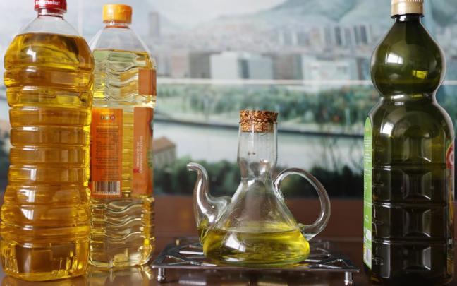Botellas con diferentes tipos de aceite para cocinar, un producto fundamental en muchas cocinas.