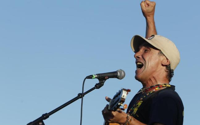 Manu Chao durante un concierto que ofrece en el Festival SONNA de Huesca. / EFE Manu Chao durante un concierto que ofrece en el Festival SONNA de Huesca.