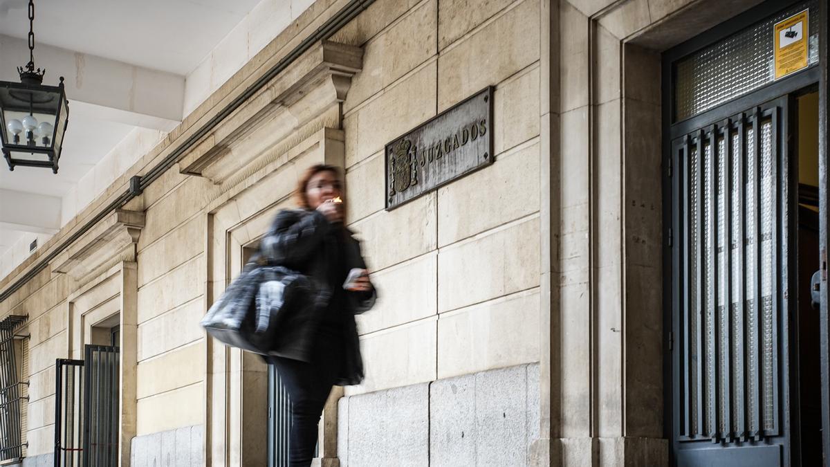 Una mujer camina delante de un juzgado en una imagen de archivo.