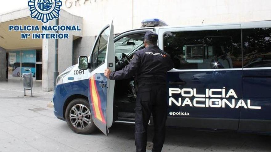 Un vehículo de la Policía Nacional en Granada.