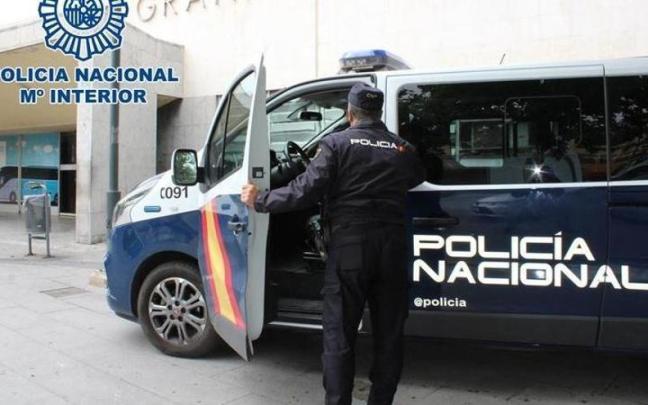 Un vehículo de la Policía Nacional en Granada. Un vehículo de la Policía Nacional en Granada.