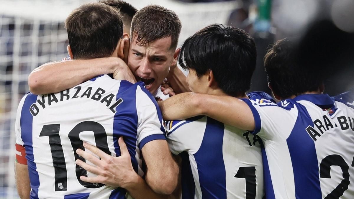 El equipo txuri-urdin celebrando el gol de Sucic ante el Atlético de Madrid. / EFE