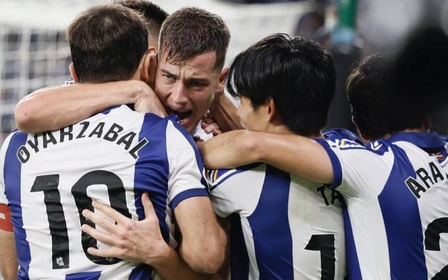 El equipo txuri-urdin celebrando el gol de Sucic ante el Atlético de Madrid. / EFE