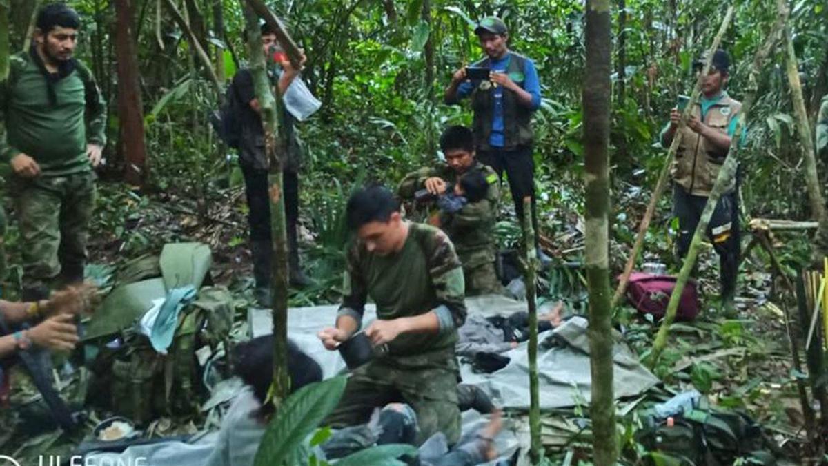 Varios soldados e indígenas atienden a los niños rescatados tras 40 días en la selva, en Guaviare (Colombia).