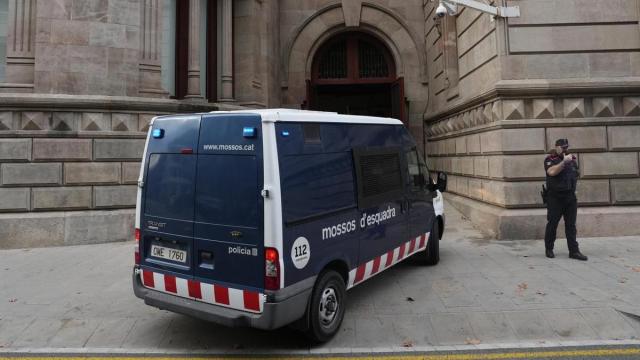 El furgón policial que ha trasladado a Dani Alves a los juzgados para conocer su sentencia.