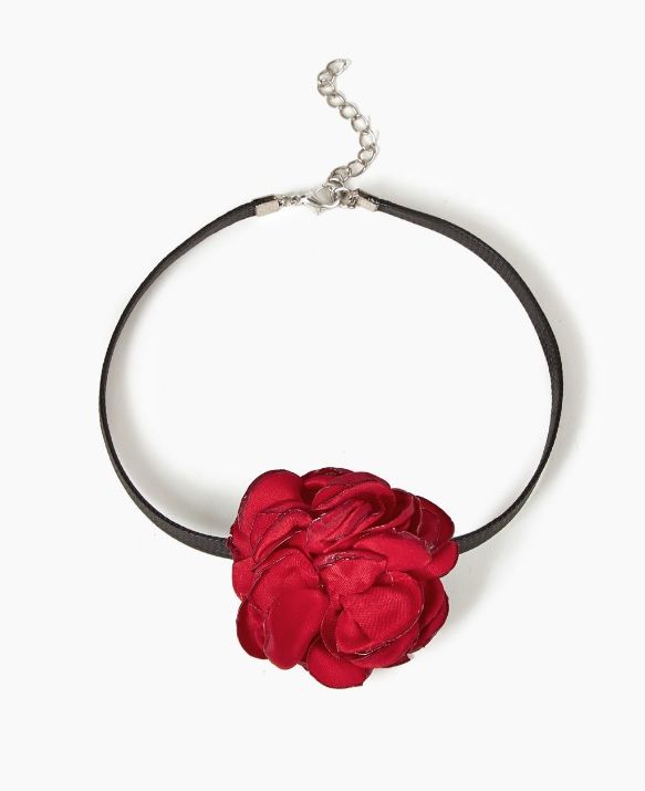 Choker con una rosa roja.