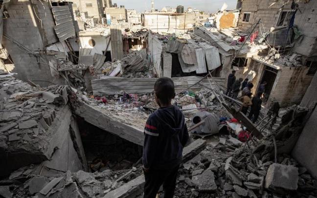 Zonas dañadas tras el ataque aéreo israelí en Rafah.