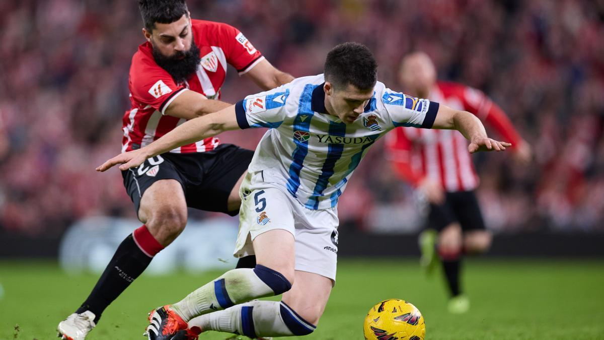 Villalibre y Zubeldia durante un derbi entre el Athletic y la Real la pasada temporada.