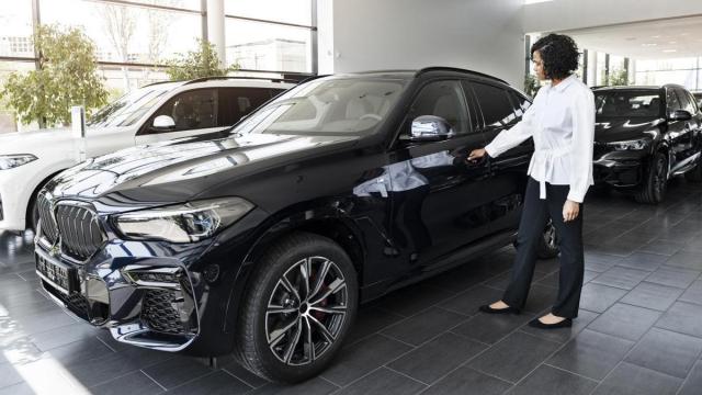 Una mujer mirando coches en un concesionario