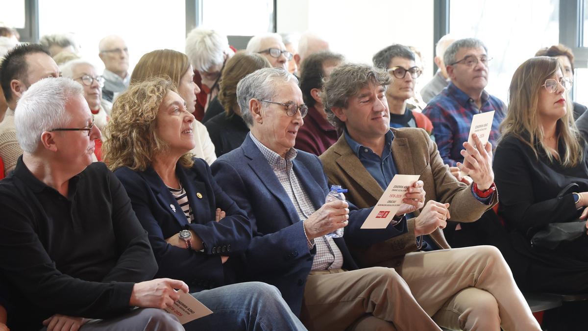 El secretario general del PSE, Eneko Andueza, en el acto por los 50 años del mitin socialista en Eibar de 1976, junto al histórico Ramón Jáuregui