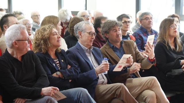 El secretario general del PSE, Eneko Andueza, en el acto por los 50 años del mitin socialista en Eibar de 1976, junto al histórico Ramón Jáuregui