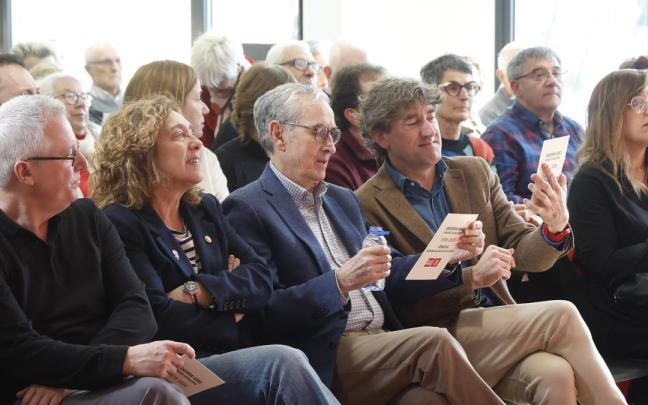 El secretario general del PSE, Eneko Andueza, en el acto por los 50 años del mitin socialista en Eibar de 1976, junto al histórico Ramón Jáuregui