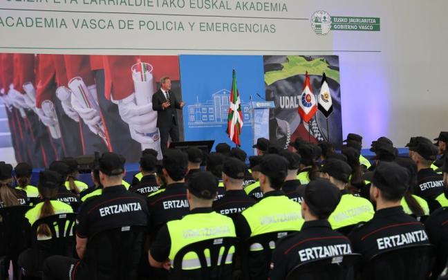 El consejero de Seguridad del Gobierno vasco, Bingen Zupiria, durante el acto de bienvenida a la quinta promoción conjunta de la Euskal Polizia, en Arkaute. / Irekia El consejero de Seguridad del Gobierno vasco, Bingen Zupiria, durante el acto de bienvenida a la quinta promoción conjunta de la Euskal Polizia, en Arkaute.