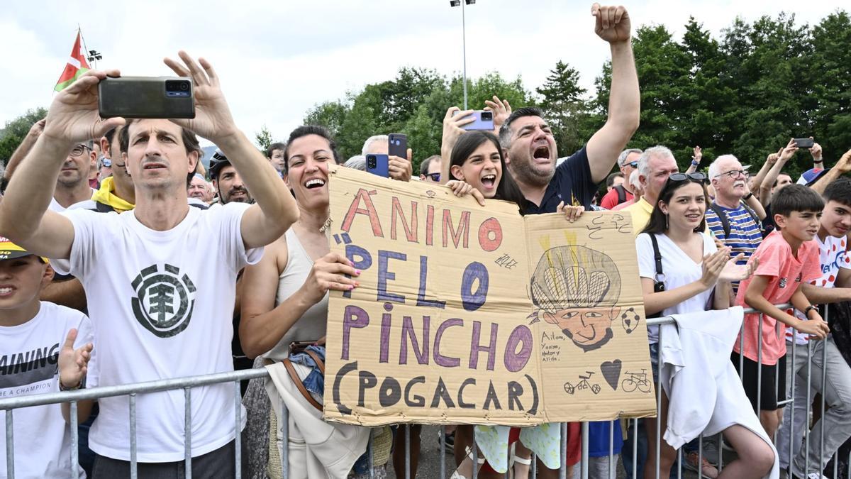 Miles de personas animan a los corredores en la última etapa del Tour en Euskadi