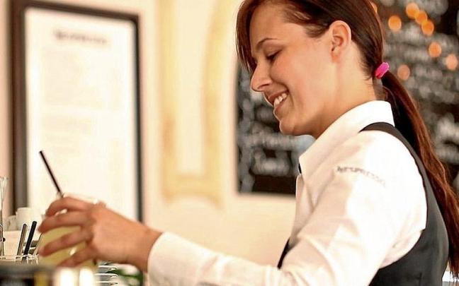 Algo más de la mitad de las personas que trabajan en hostelería son mujeres.