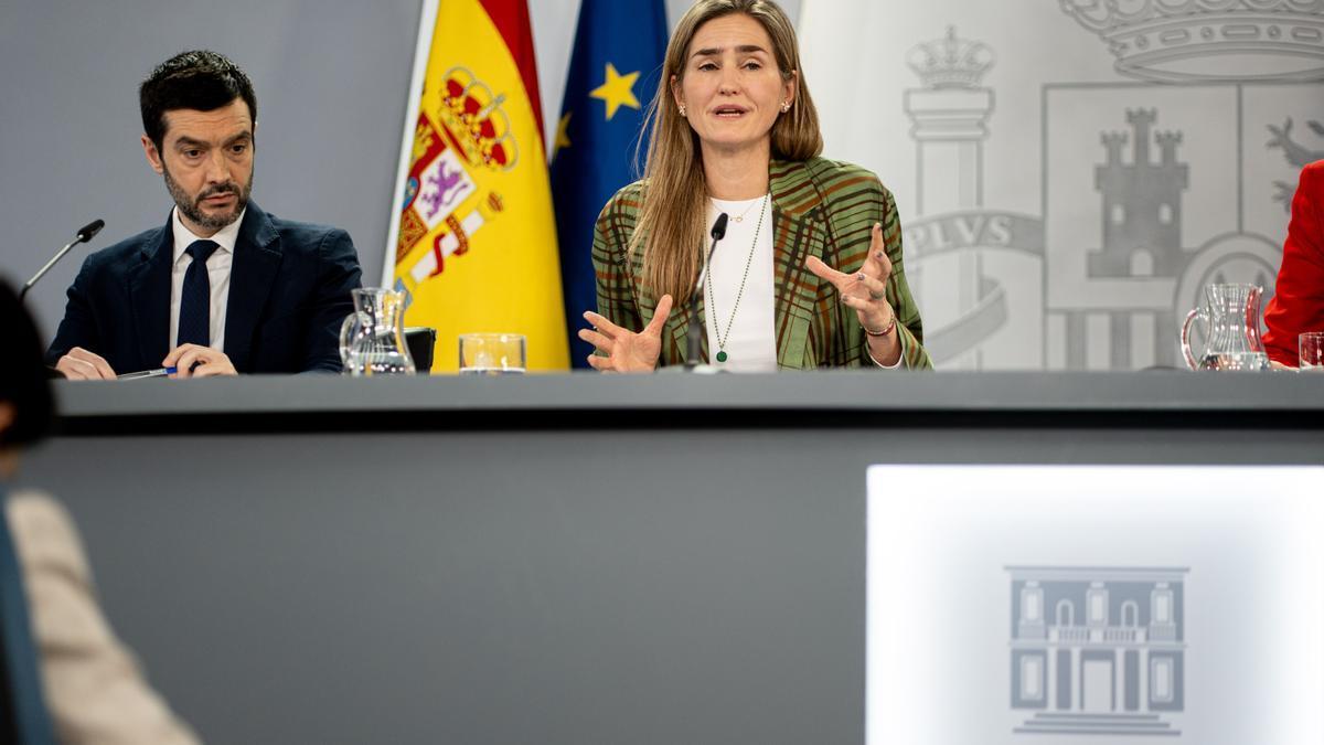 El ministro de Derechos Sociales, Consumo y Agenda 2030, Pablo Bustinduy, y la vicepresidenta del Gobierno y ministra para Transición Ecológica y el Reto Demográfica, Sara Aagesen.