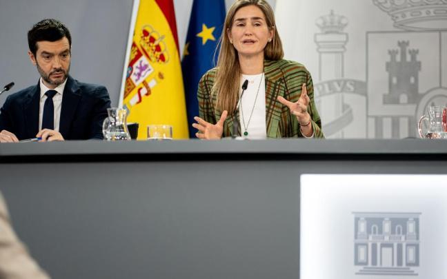 El ministro de Derechos Sociales, Consumo y Agenda 2030, Pablo Bustinduy, y la vicepresidenta del Gobierno y ministra para Transición Ecológica y el Reto Demográfica, Sara Aagesen.