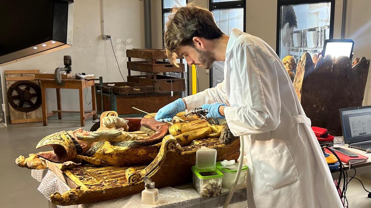 El joven restaurador oñatiarra en plena faena.