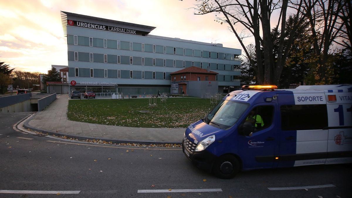 Una ambulancia, a su llegada a Urgencias del Hospital Universitario de Navarra