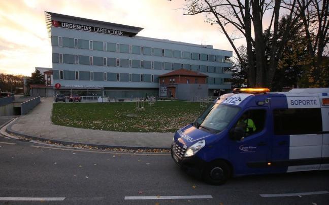 Una ambulancia, a su llegada a Urgencias del Hospital Universitario de Navarra