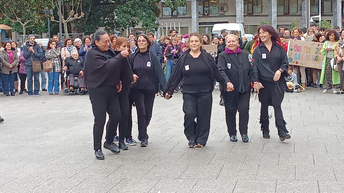 Un grupo de mujeres de Santurtzi realizó una obra de teatro de calle en pleno corazón de la localidad marinera.