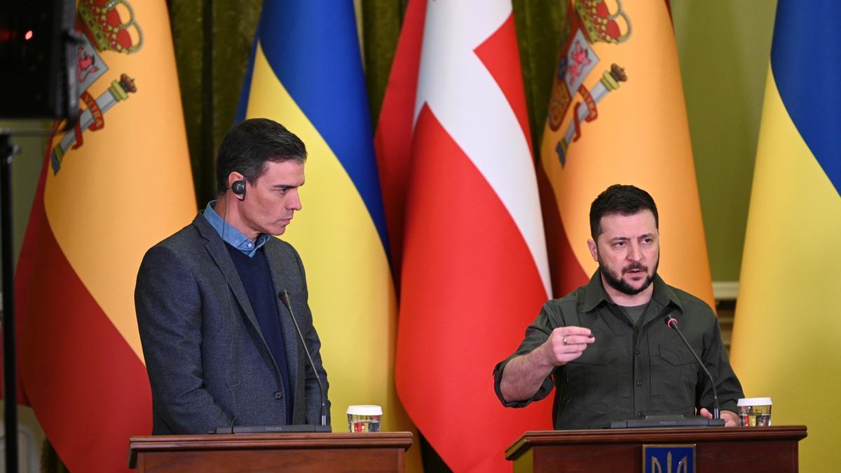 El presidente de Ucrania, Volodimir Zelenski, Pedro Sánchez durante un viaje del presidente español a Kiev el pasado año.