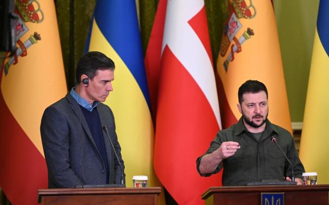 El presidente de Ucrania, Volodimir Zelenski, Pedro Sánchez durante un viaje del presidente español a Kiev el pasado año.