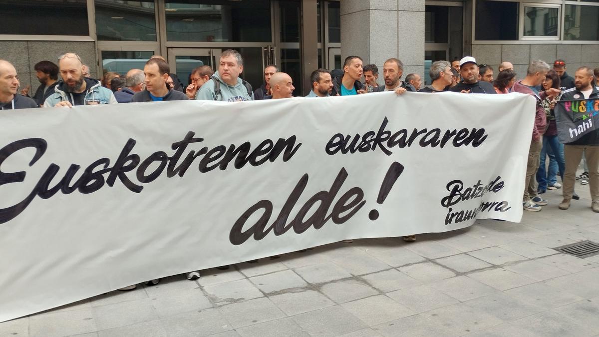 Miembros del Comité Permanente de Euskotren se concentraron ayer martes ante los juzgados de Bilbao para mostrar su rechazo a la denuncia interpuesta por UGT contra el perfil lingüístico exigido en el proceso de estabilización de la OP