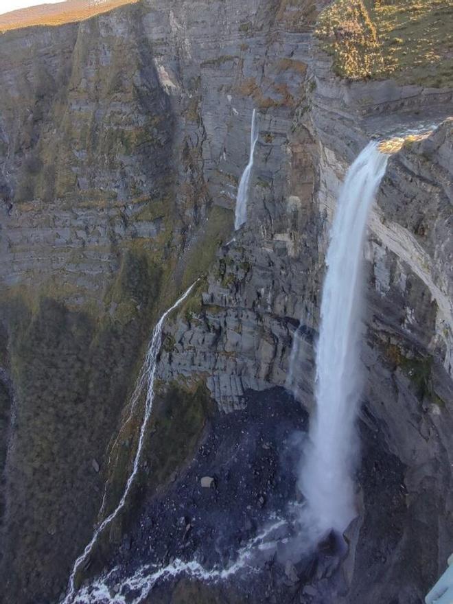 El Mirador del Salto del Nervión, al que se llega fácilmente desde la Casa del Parque del Monte Santiago, se abre directamente sobre la propia cascada.