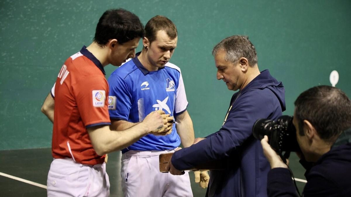 Jokin Altuna y Aitor Elordi se disponen a firmar la caja de las pelotas para el partido del Astelena de Eibar.