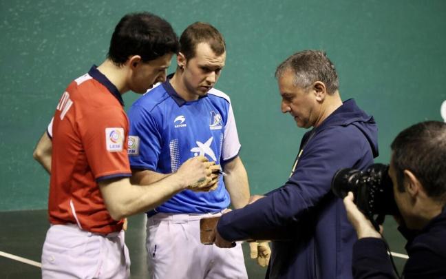 Jokin Altuna y Aitor Elordi se disponen a firmar la caja de las pelotas para el partido del Astelena de Eibar. Jokin Altuna y Aitor Elordi se disponen a firmar la caja de las pelotas para el partido del Astelena de Eibar.