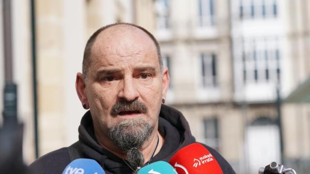 Elaxar Lersundi atiende a los medios a las puertas del Parlamento Vasco