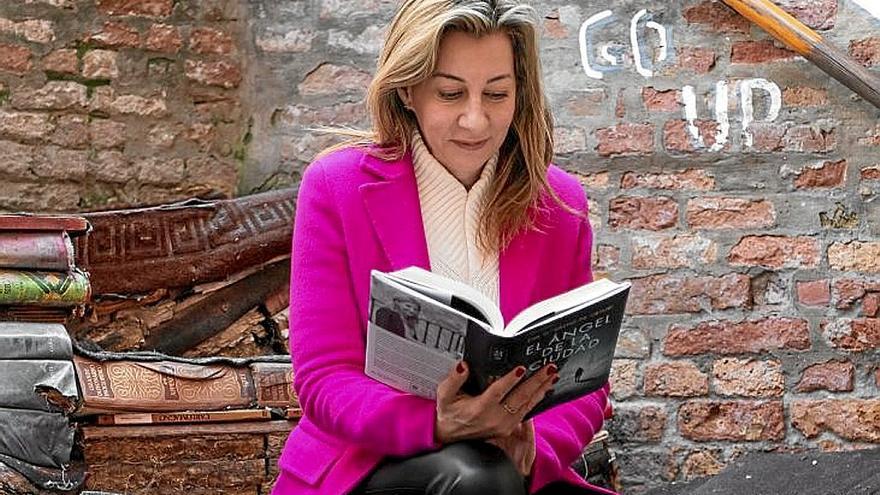 La escritora vasca, con su libro en Venecia. | FOTO: EFE