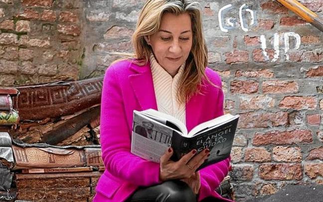 La escritora vasca, con su libro en Venecia. | FOTO: EFE