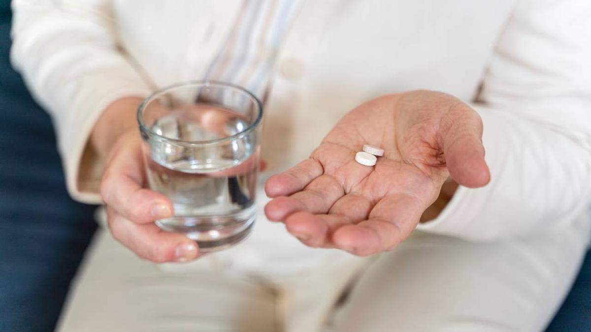Mezclar alcohol y antibióticos puede conllevar desde riesgos leves hasta reacciones graves.