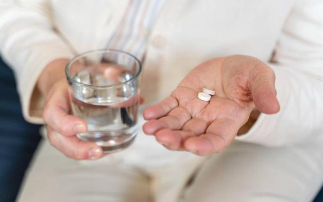 Mezclar alcohol y antibióticos puede conllevar desde riesgos leves hasta reacciones graves. / Freepik Mezclar alcohol y antibióticos puede conllevar desde riesgos leves hasta reacciones graves.