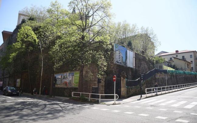 Ladera norte de San Bartolomé, donde se contempla un espacio comercial y aparcamiento.