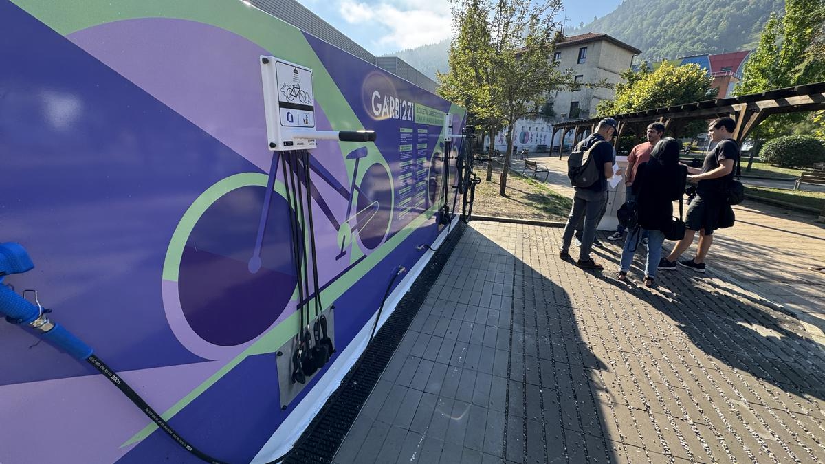 El espacio 'GarbiBizi' instalado en Euskararen Plaza, en Nafarroa Etorbidea, junto al skate park.
