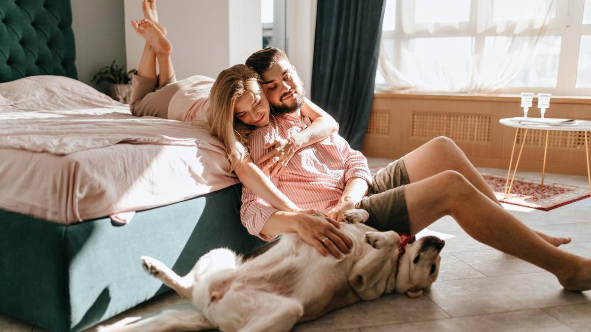 Pareja junto a su mascota