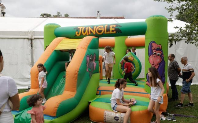 Las niñas y los niños van a tener la oportunidad de divertirse con diferentes juegos, un bingo y una chocolatada la tarde del sábado. / Askasibar/Udala Las niñas y los niños van a tener la oportunidad de divertirse con diferentes juegos, un bingo y una chocolatada la tarde del sábado.