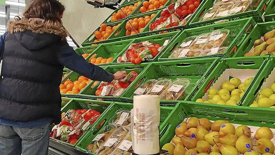 Una mujer compra fruta en una gran superficie vasca. | FOTO: J.M. MARTÍNEZ