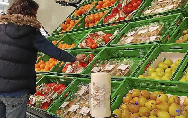 Una mujer compra fruta en una gran superficie vasca. | FOTO: J.M. MARTÍNEZ