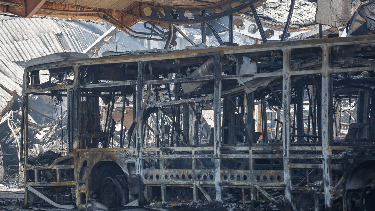 Autobuses quemados en las cocheras municipales de Burgos tras la extinción de un incendio.