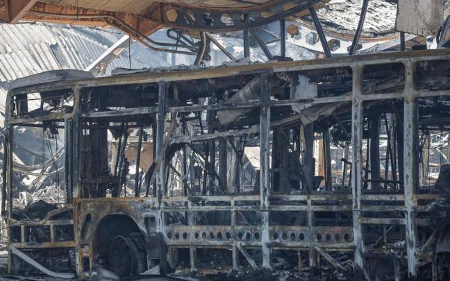 Autobuses quemados en las cocheras municipales de Burgos tras la extinción de un incendio.
