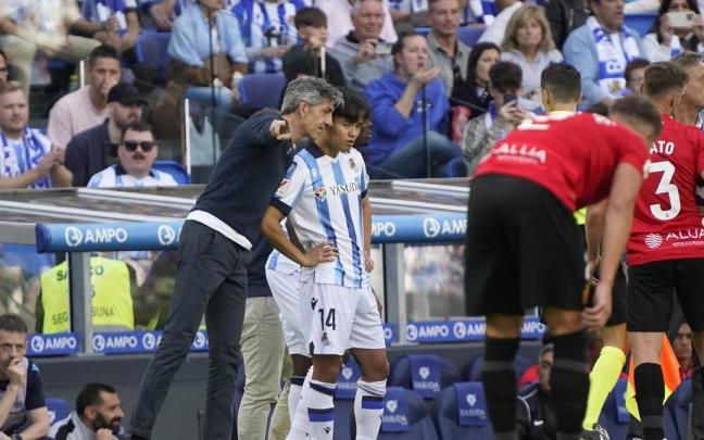 Imanol Alguacil da instrucciones a Take Kubo en Anoeta, durante el Real-Mallorca (1-0) de Liga el pasado octubre. / RUBEN PLAZA