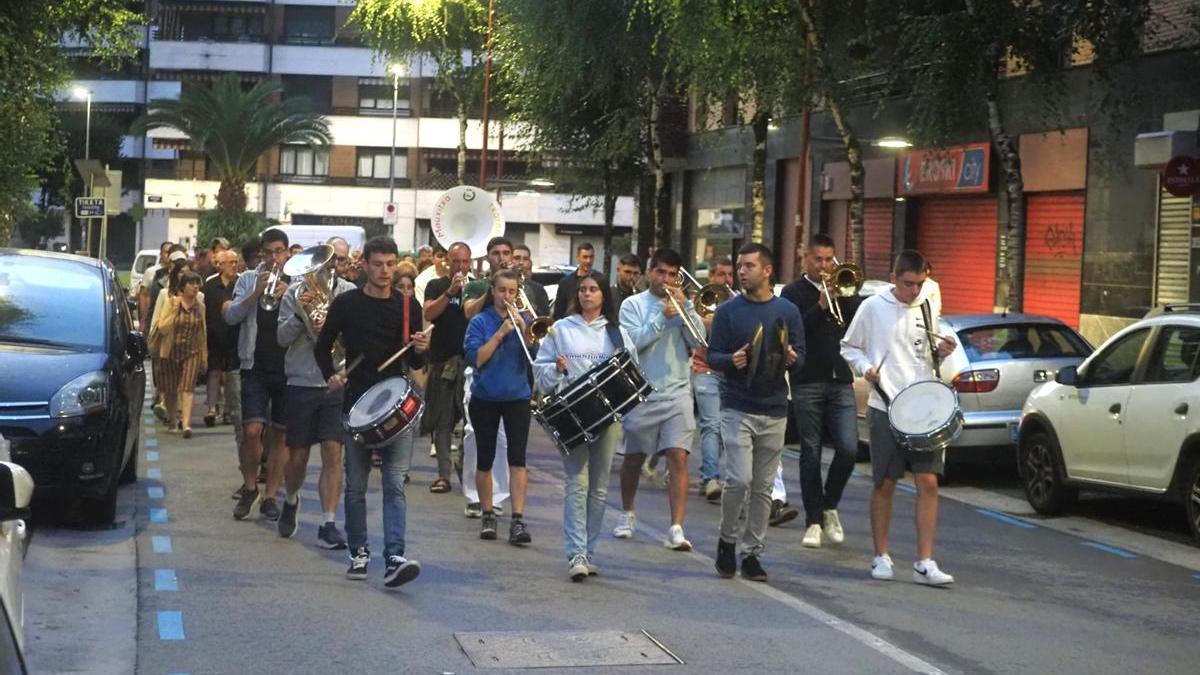 Los miembros de la txaranga Mauxitxa, animando con su música las primeras horas de la mañana del 1 de septiembre.