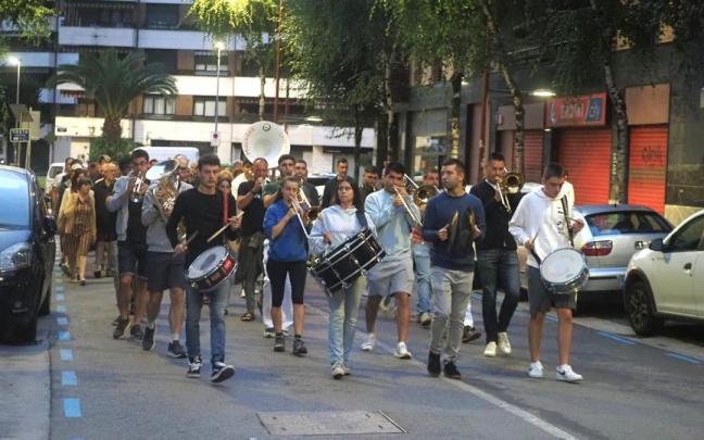 Los miembros de la txaranga Mauxitxa, animando con su música las primeras horas de la mañana del 1 de septiembre.