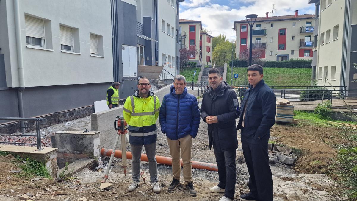 El alcalde de Zumarraga, Mikel Serrano, segundo por la derecha, durante una visita a la obra.