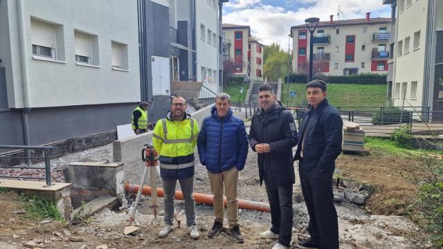 El alcalde de Zumarraga, Mikel Serrano, segundo por la derecha, durante una visita a la obra.